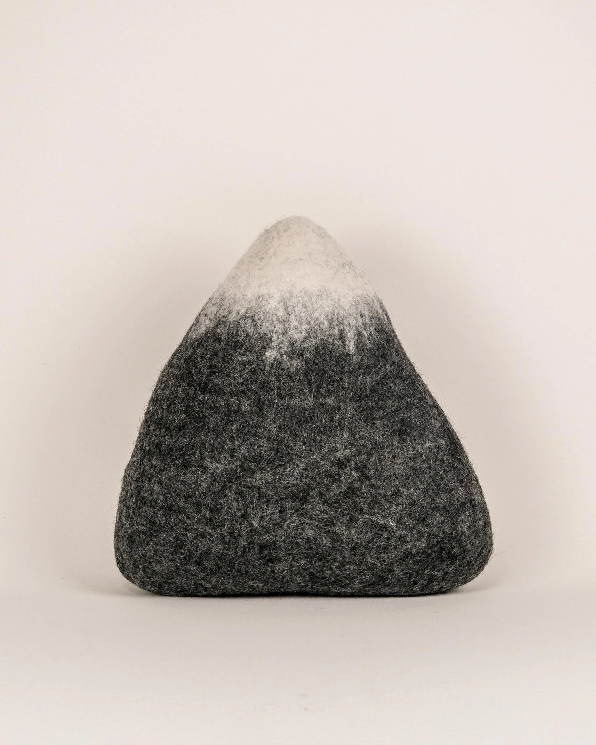 Coussin décoratif montagne simple (Cervin) en feutrine sur fond blanc.