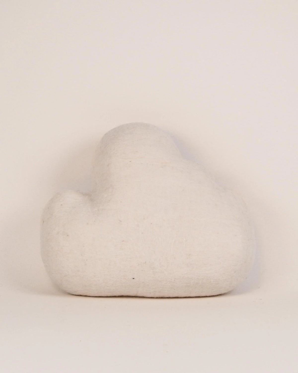 Coussin décoratif nuage en feutrine sur fond blanc détail zoom matière.