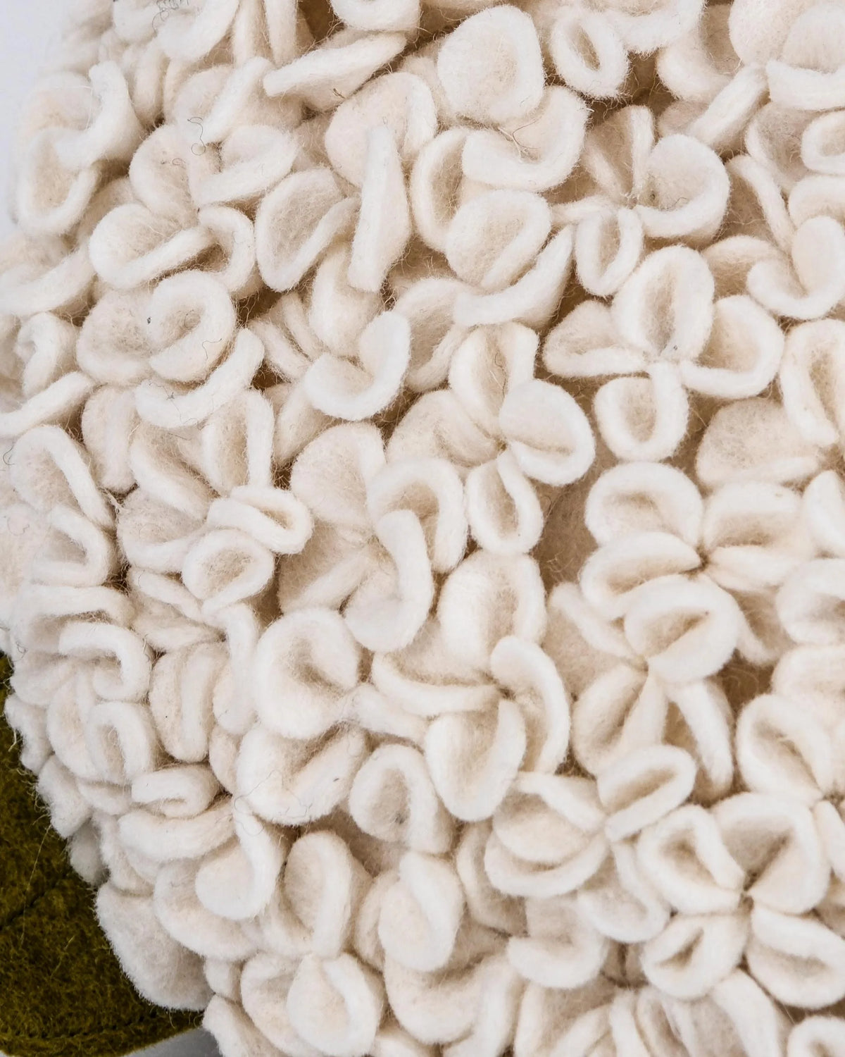 Coussin décoratif hortensia en feutrine sur fond blanc détail zoom matière.