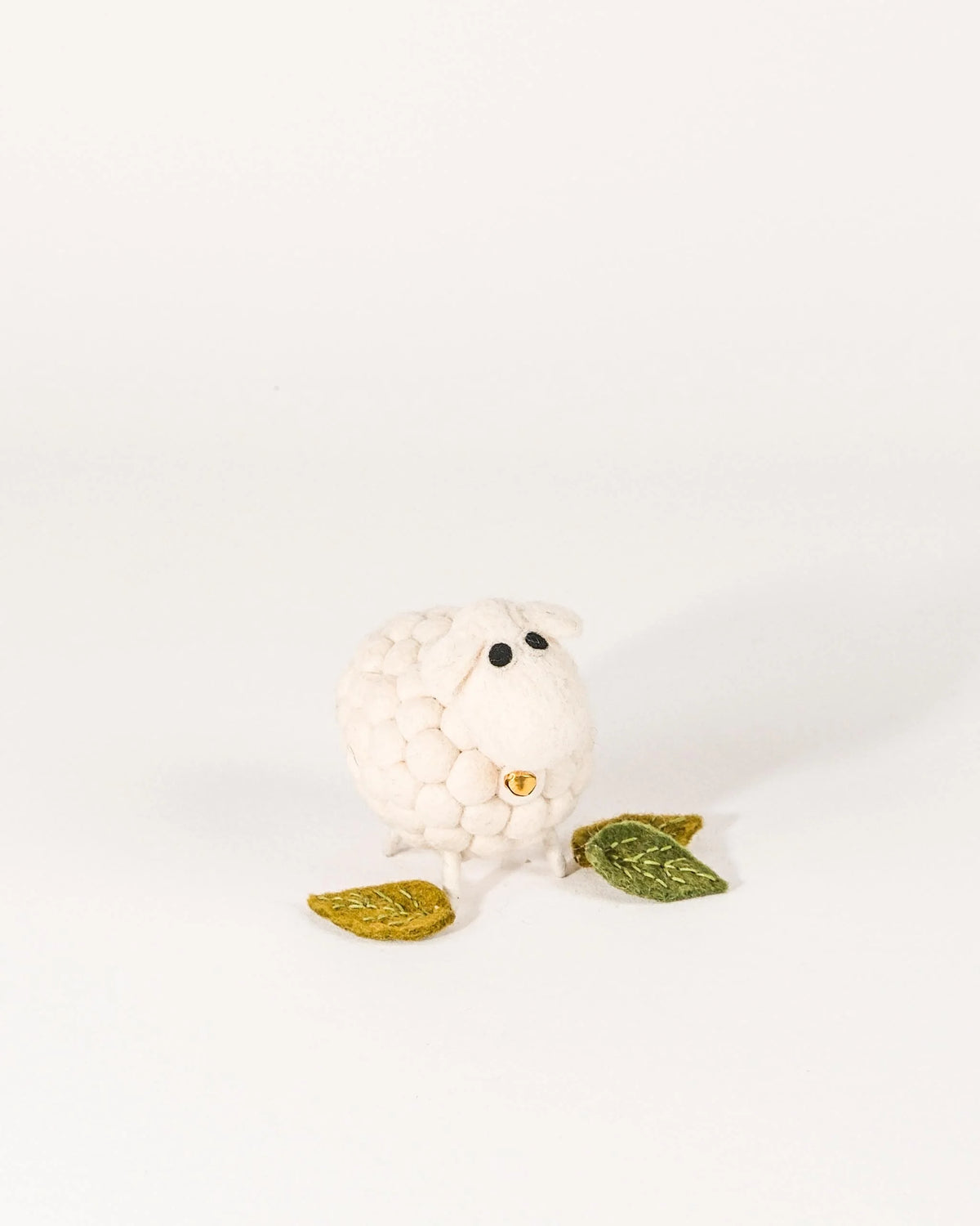 Grand mouton boule blanc sur un fond blanc.