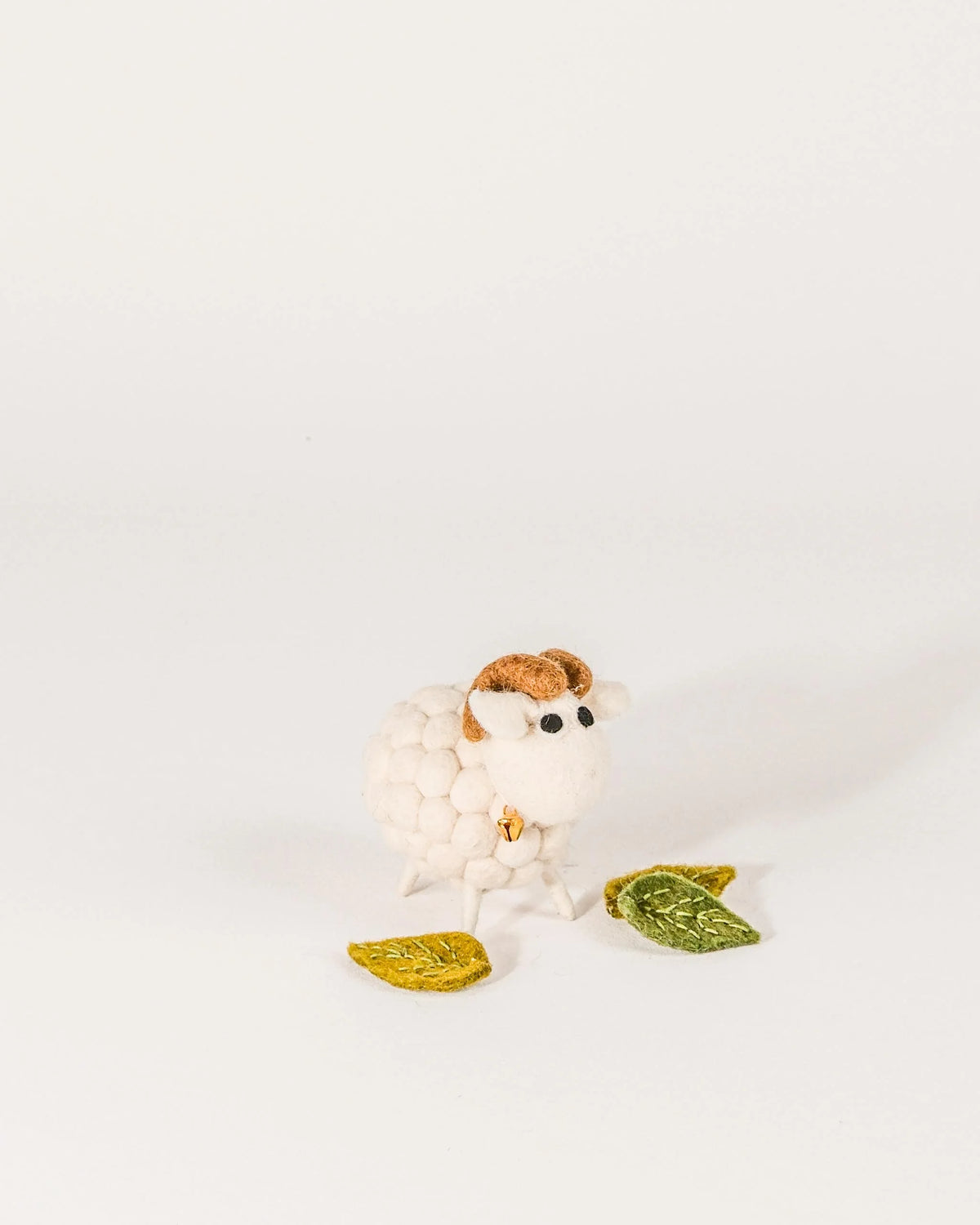Petit belier boule blanc sur un fond blanc.
