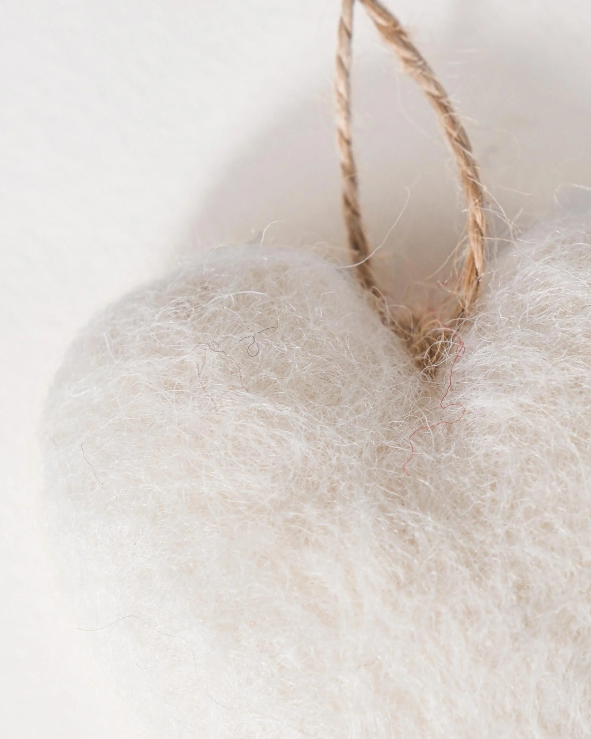mini coeur blanc a suspendre sur fond blanc détail zoom matière.