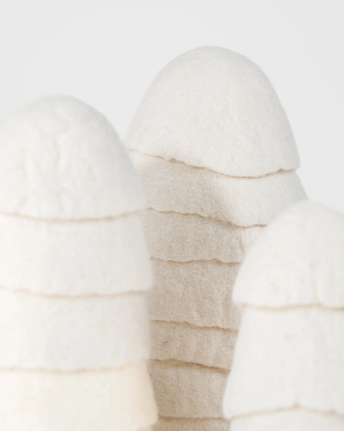 Set de 3 sapins en feutrine blanc sur un fond blanc détail zoom matière.