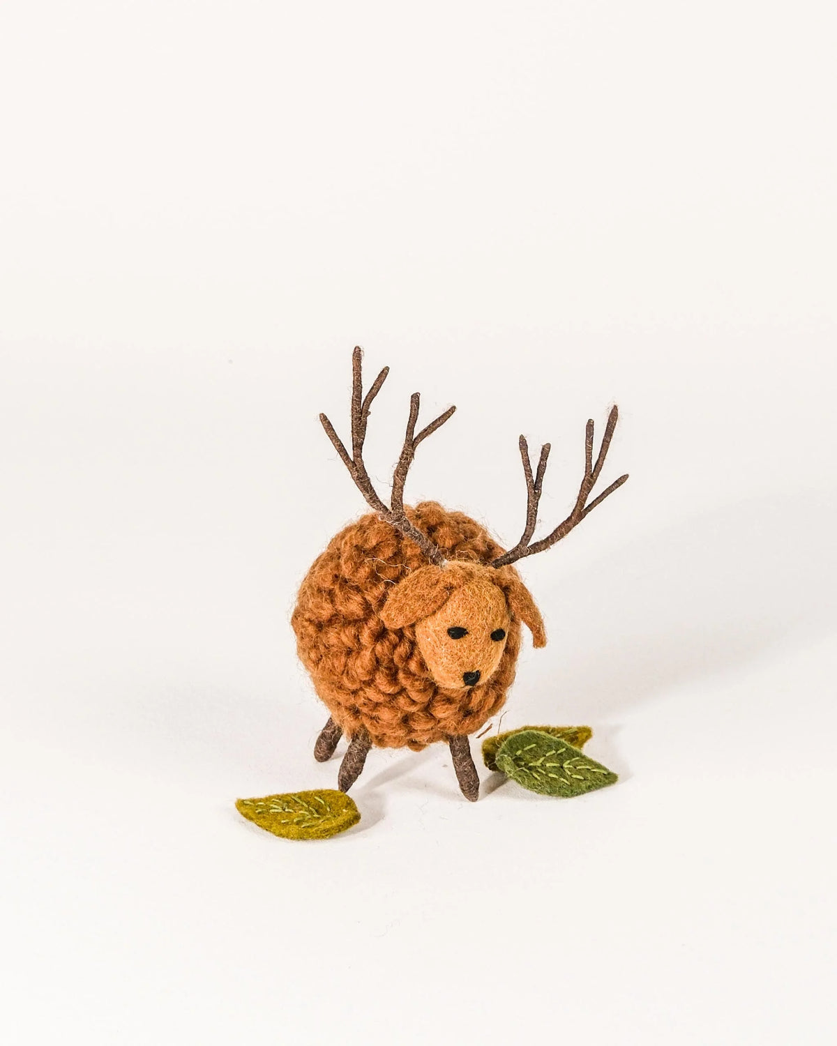 Grand cerf boule marron en feutrine sur un fond blanc.