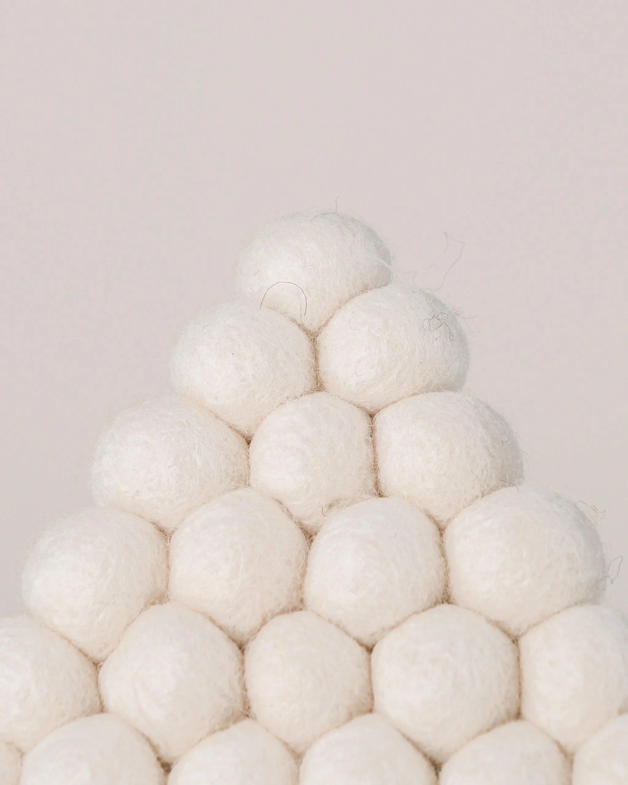 Dessous de plat boule en feutrine sapin blanc sur un fond blanc detail zoom matiere.