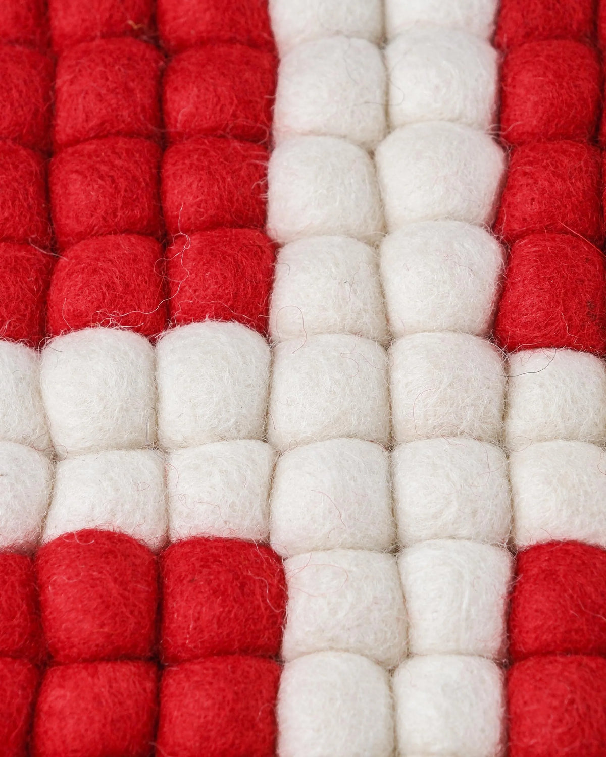 Dessous de plat boule en feutrine drapeau Savoie sur un fond blanc détail zoom matière.