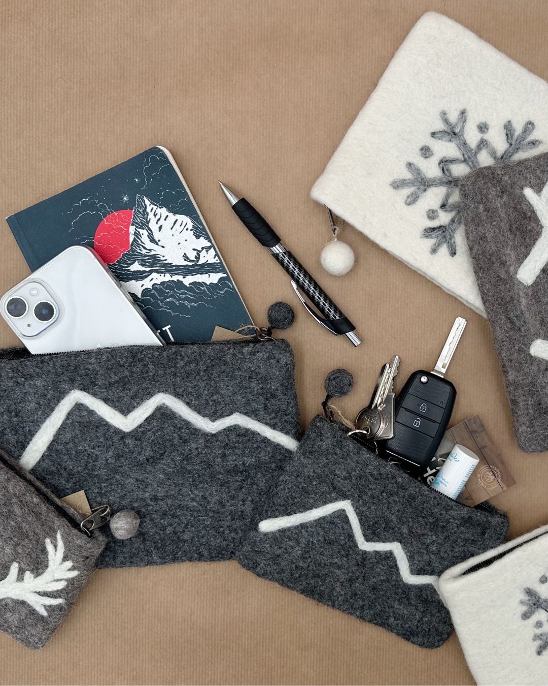 Pochette de rangement en feutrine motif montagne New Heidi – Élégance, artisanat et éthique