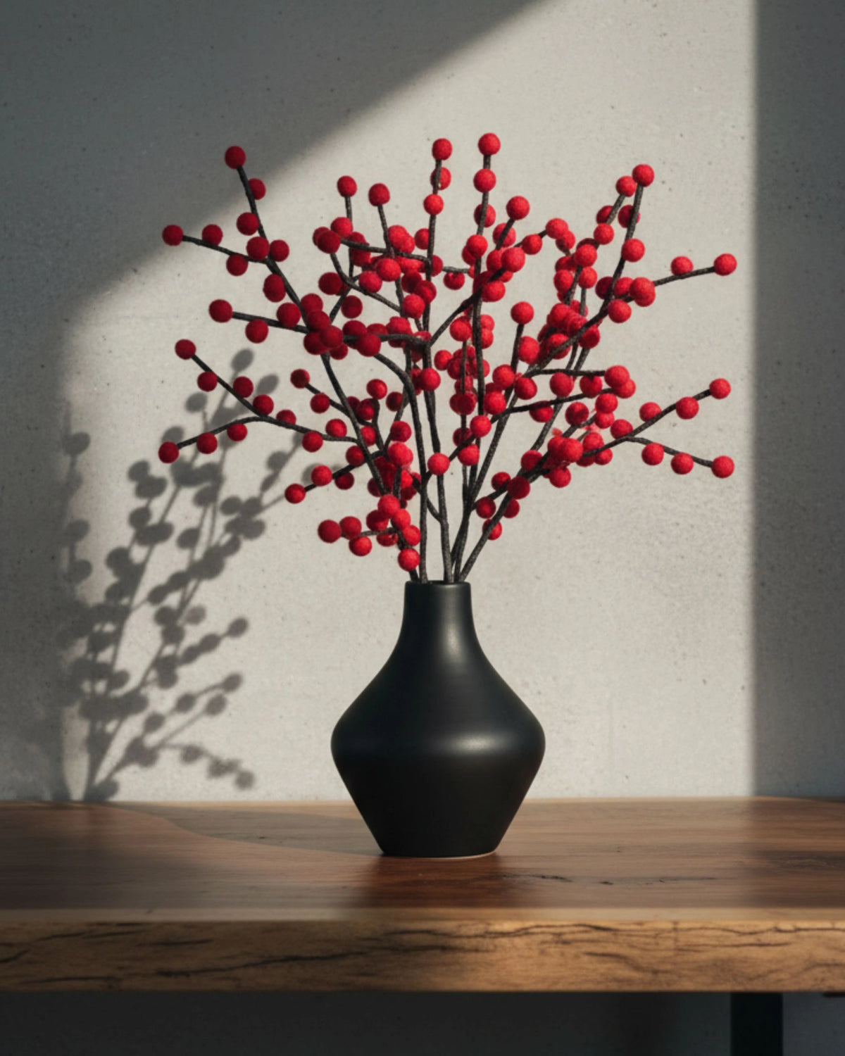 Branche de baie rouge en bouquet sur une étagère.