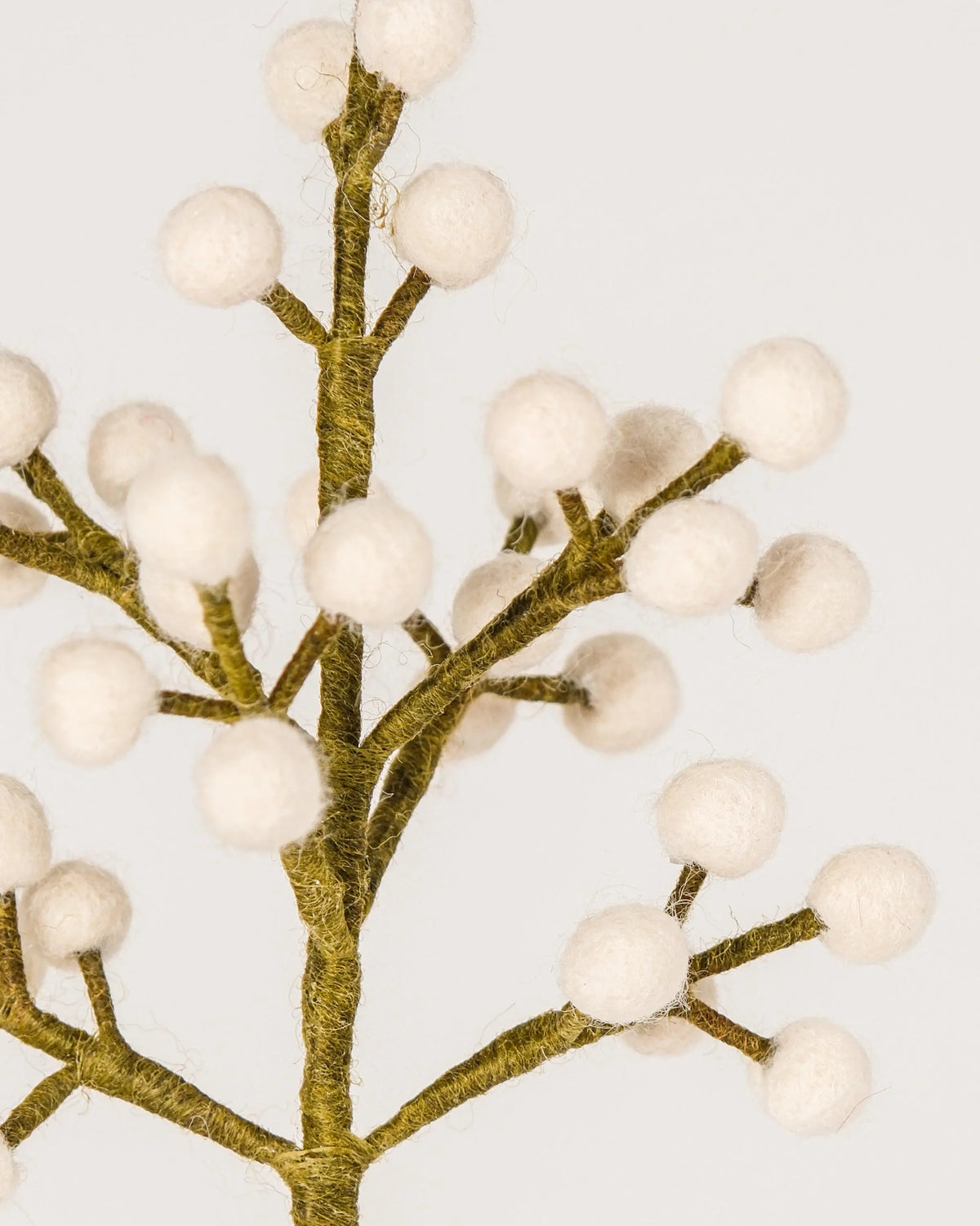Photo zoom d'un gypsophile en feutrine sur un fond blanc style photo packshot.