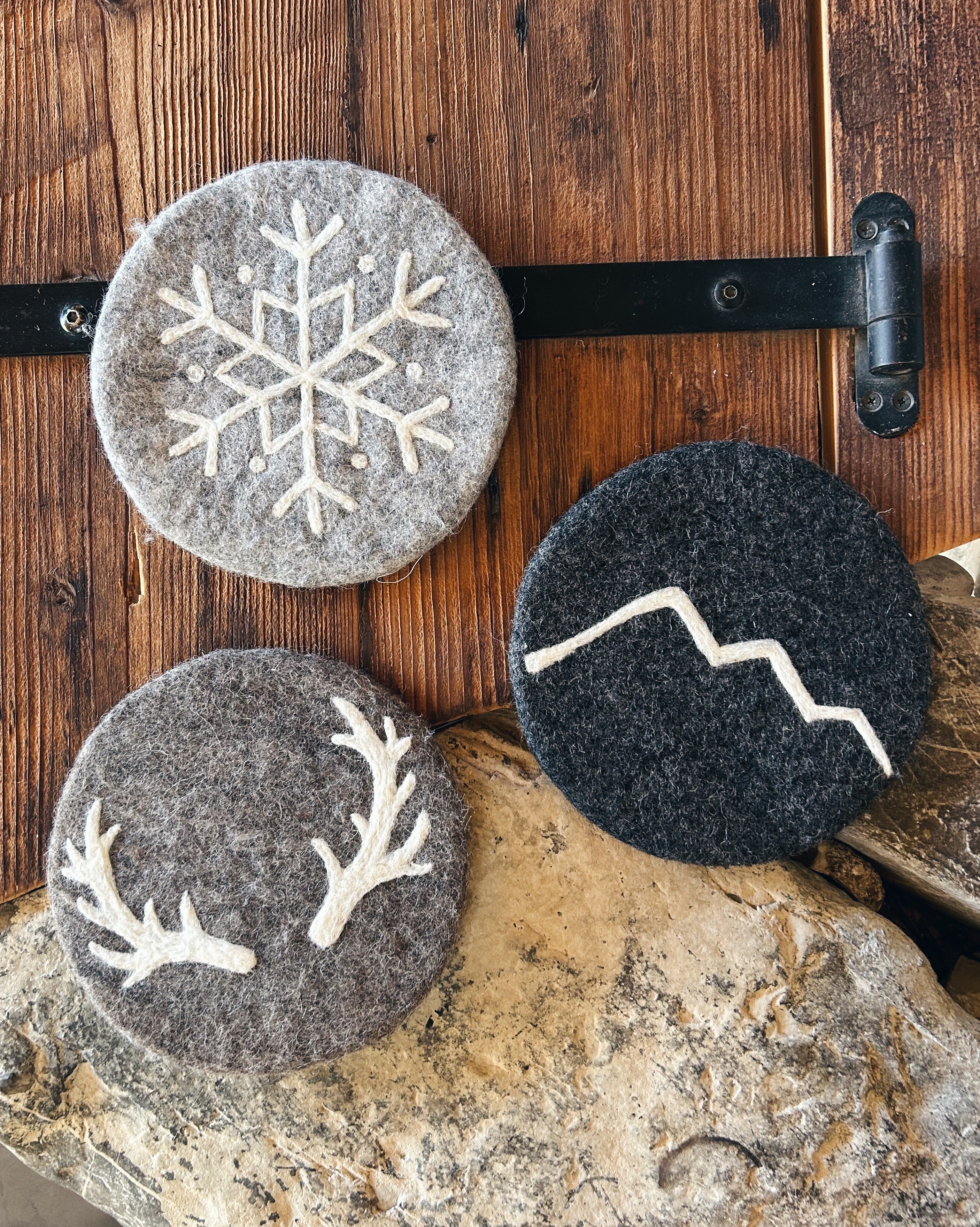 Les dessous de plats à motifs brodés New Heidi