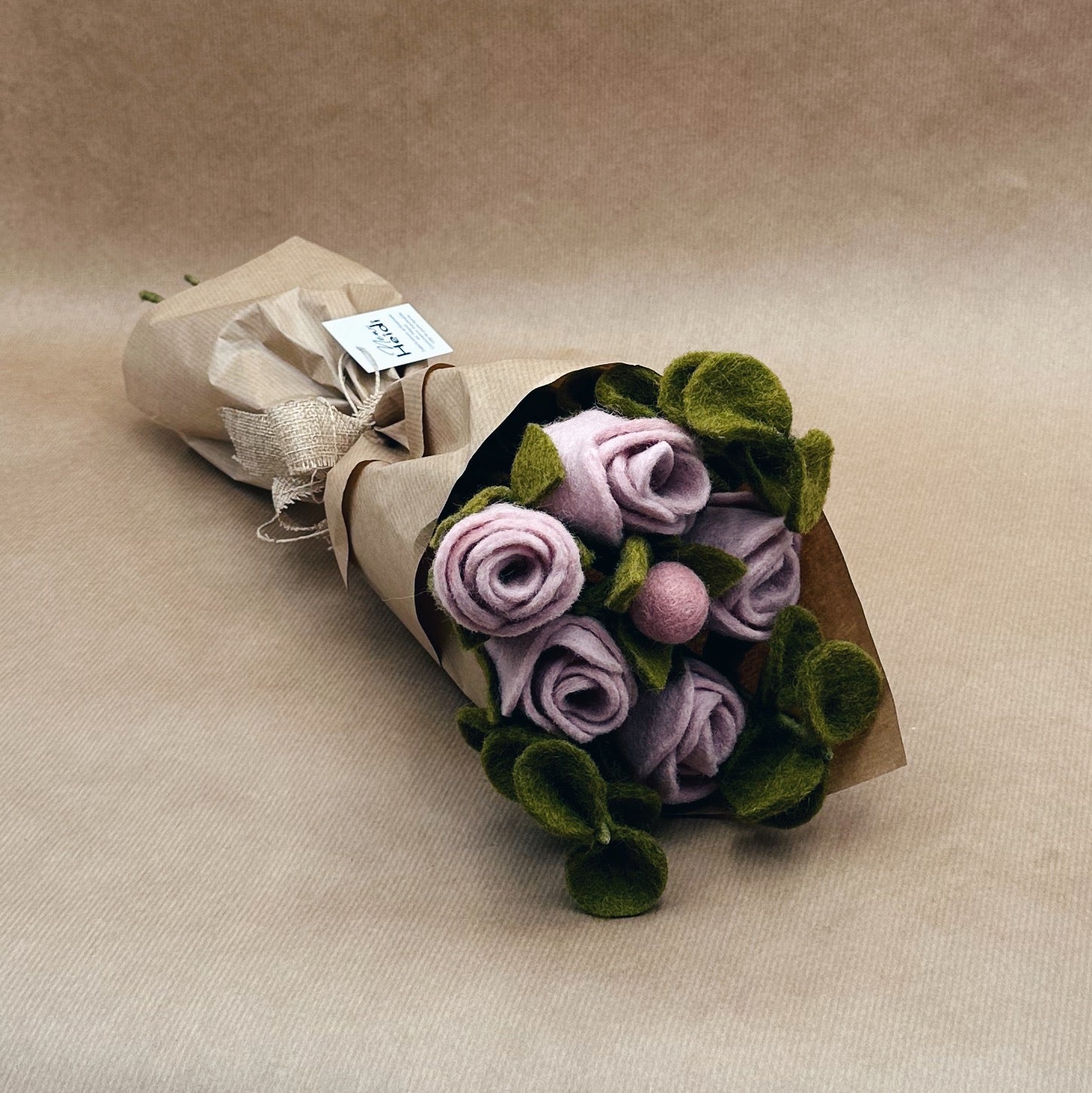 BOUQUET "GÉNÉREUSE" – 5 ROSES, 3 EUCALYPTUS, 1 BOUTON DE ROSE SPÉCIAL FÊTE DES MÈRES – NEW HEIDI