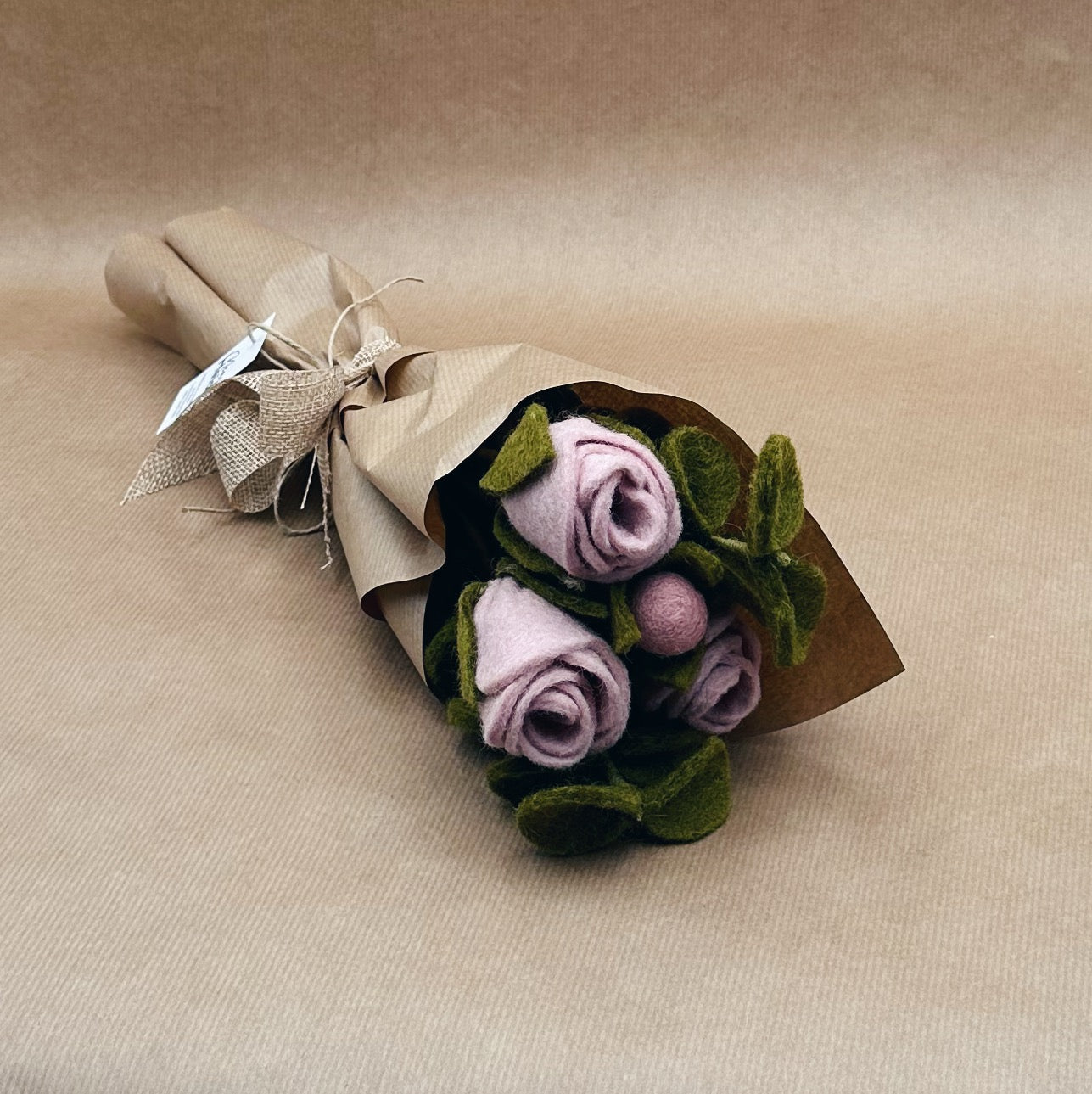 BOUQUET "TENDRESSE" – 3 ROSES, 2 EUCALYPTUS, 1 BOUTON DE ROSE SPÉCIAL FÊTE DES MÈRES – NEW HEIDI