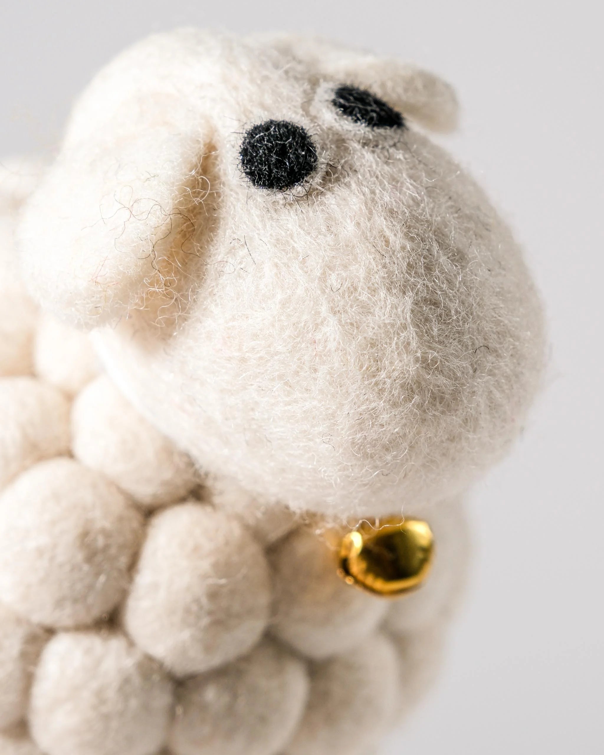 Grand mouton boule blanc sur un fond blanc détail zoom matière.