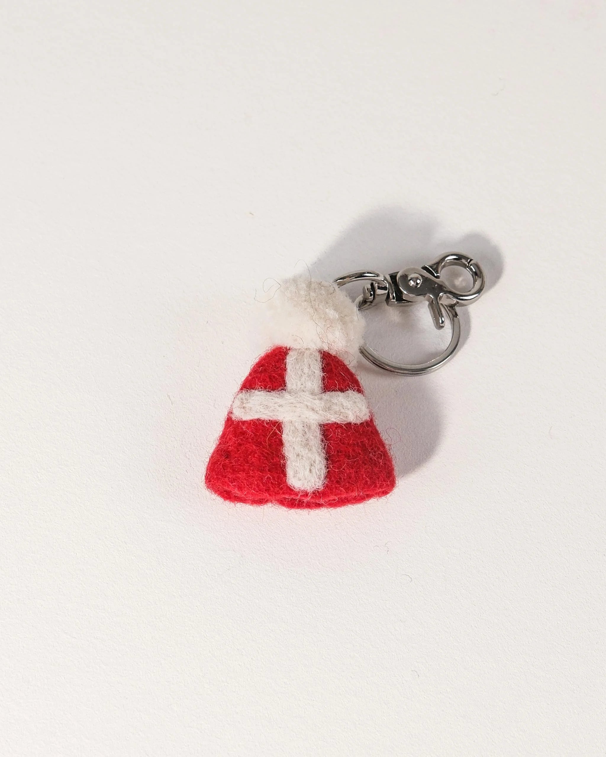 Porte clé bonnet Savoie en feutrine sur un fond blanc.