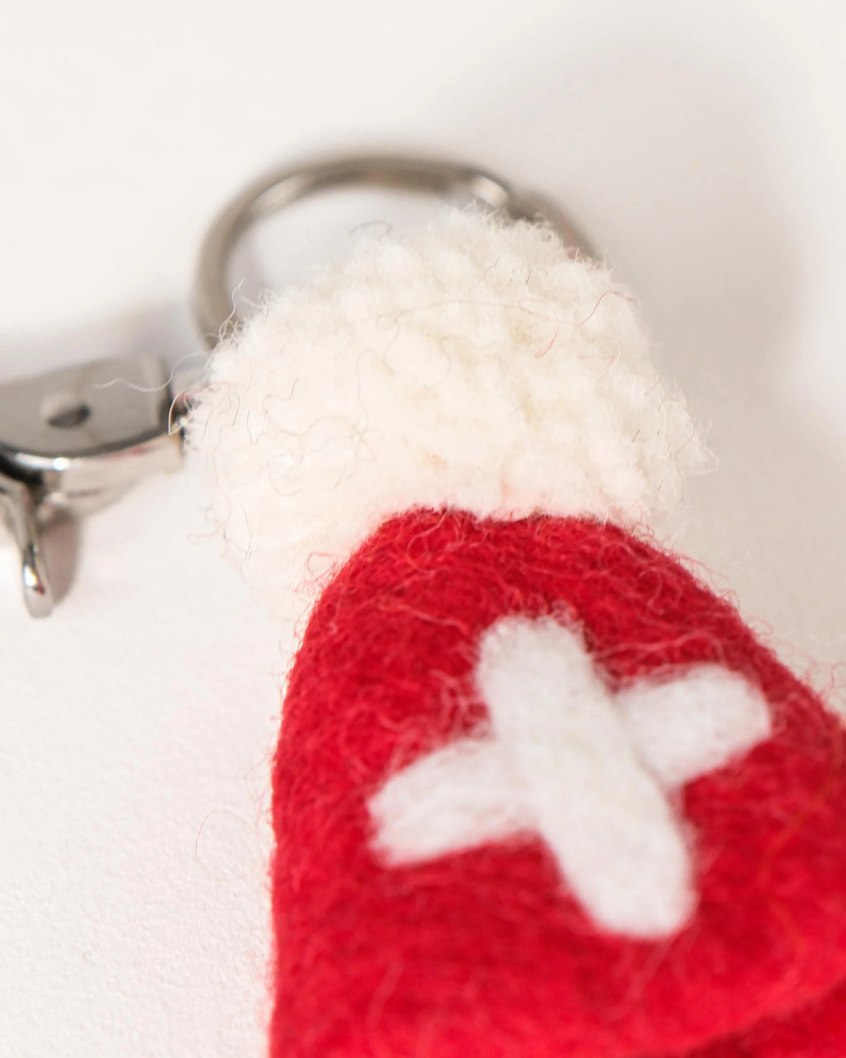Porte clé bonnet Suisse en feutrine sur un fond blanc détail zoom.