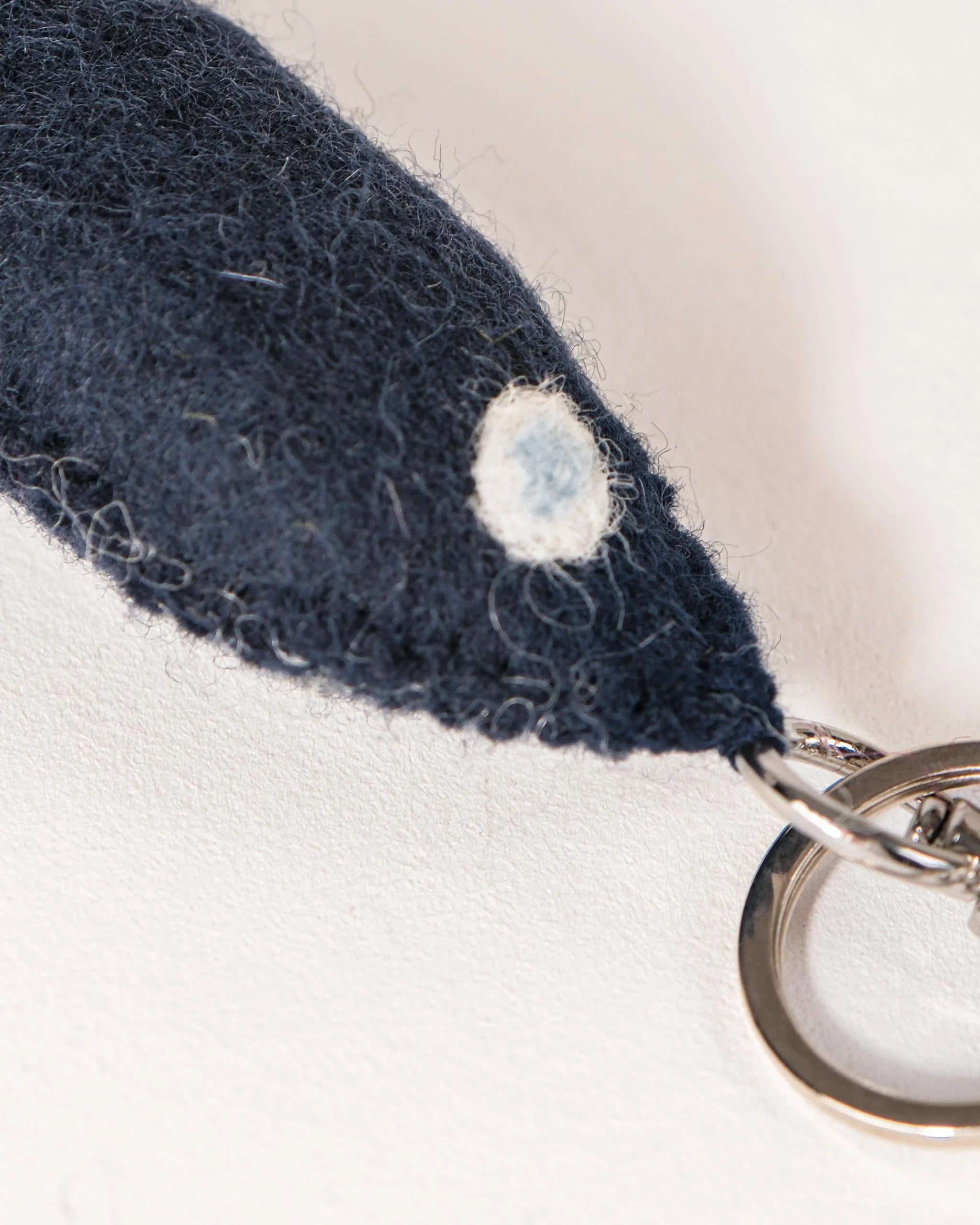 Porte clé gros poisson bleu en feutrine sur un fond blanc détail zoom matière.