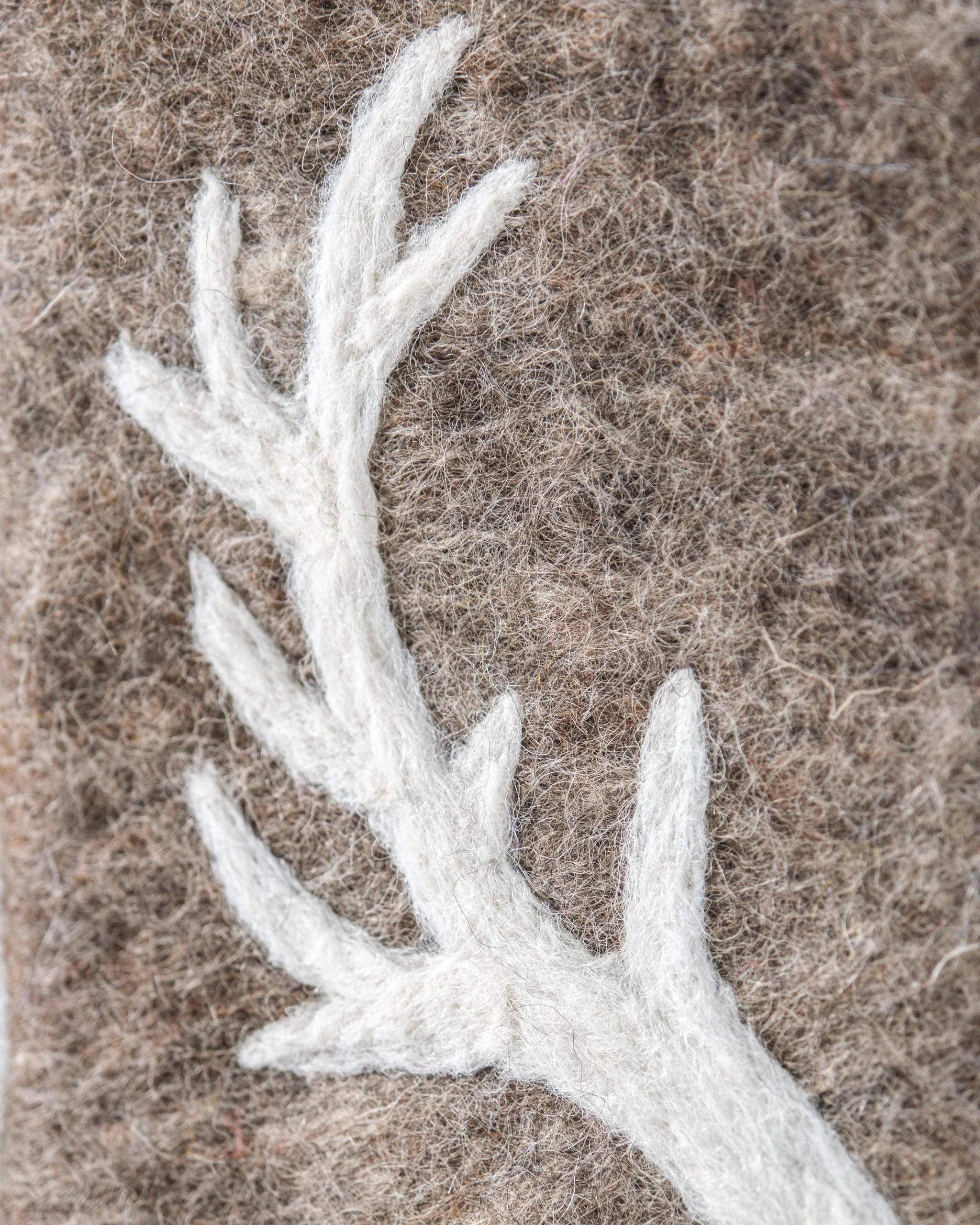 Pochette de rangement en feutrine a motif cerf détail zoom matière.