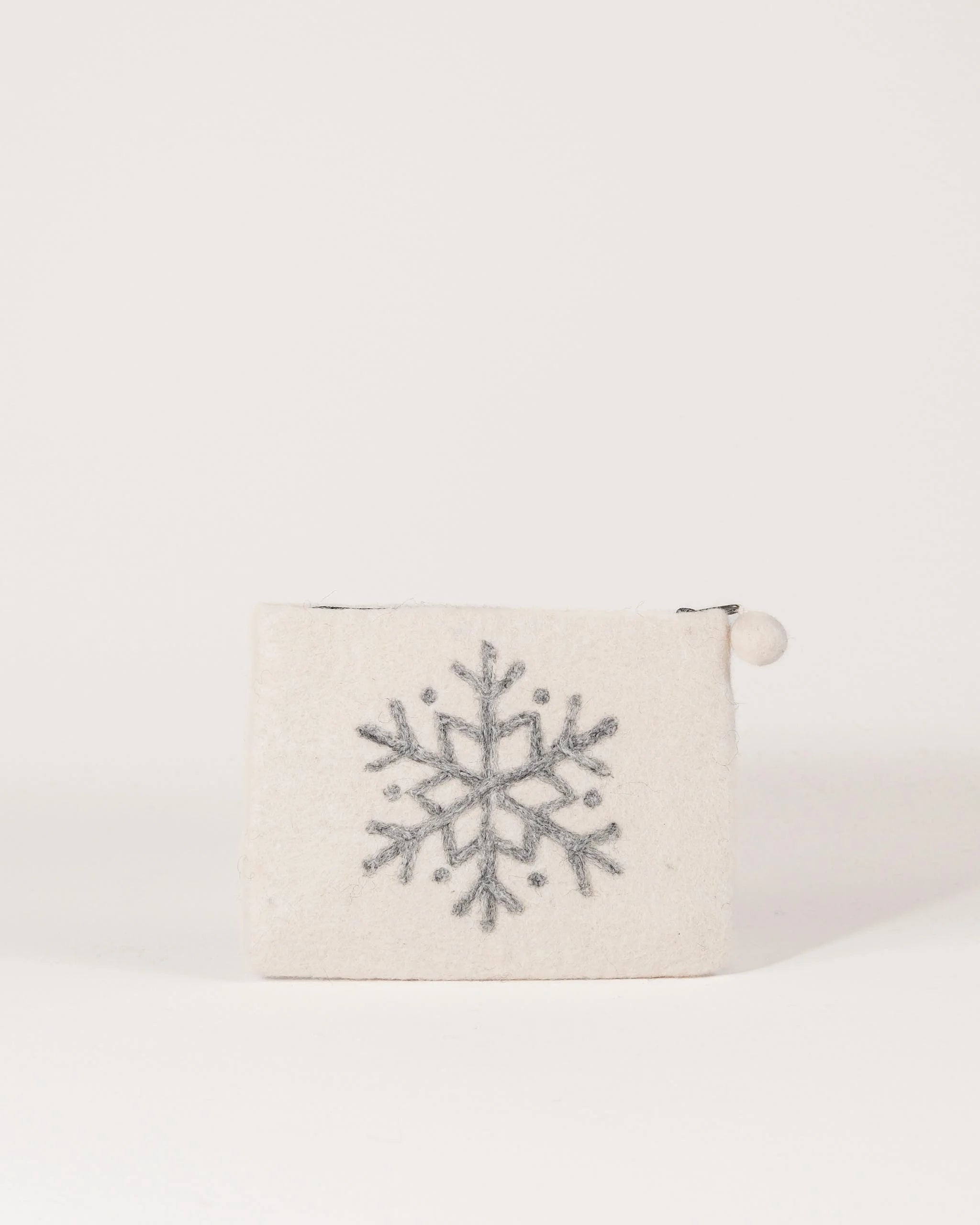 Pochette de rangement en feutrine a motif flocon.