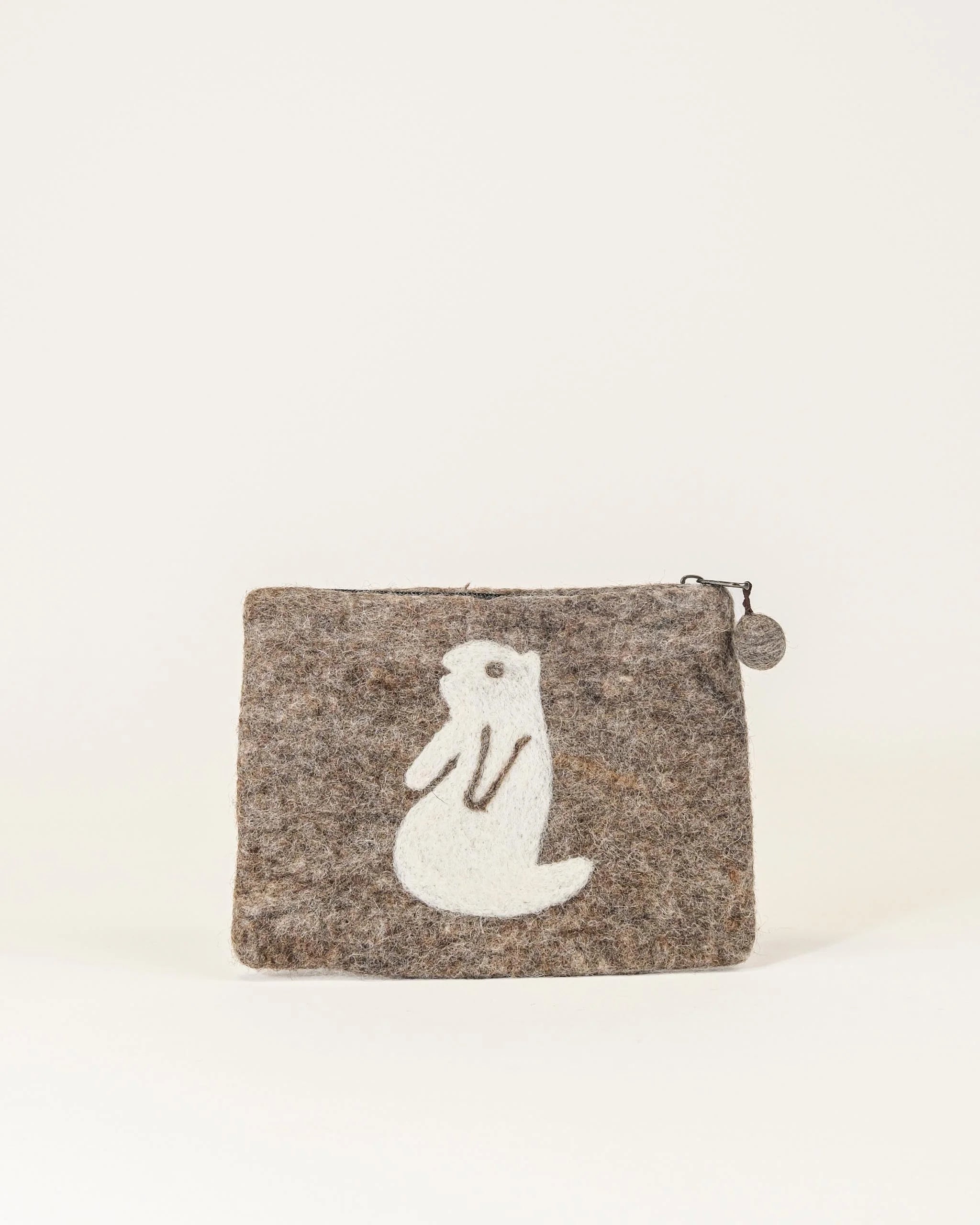 Pochette de rangement en feutrine a motif marmotte.