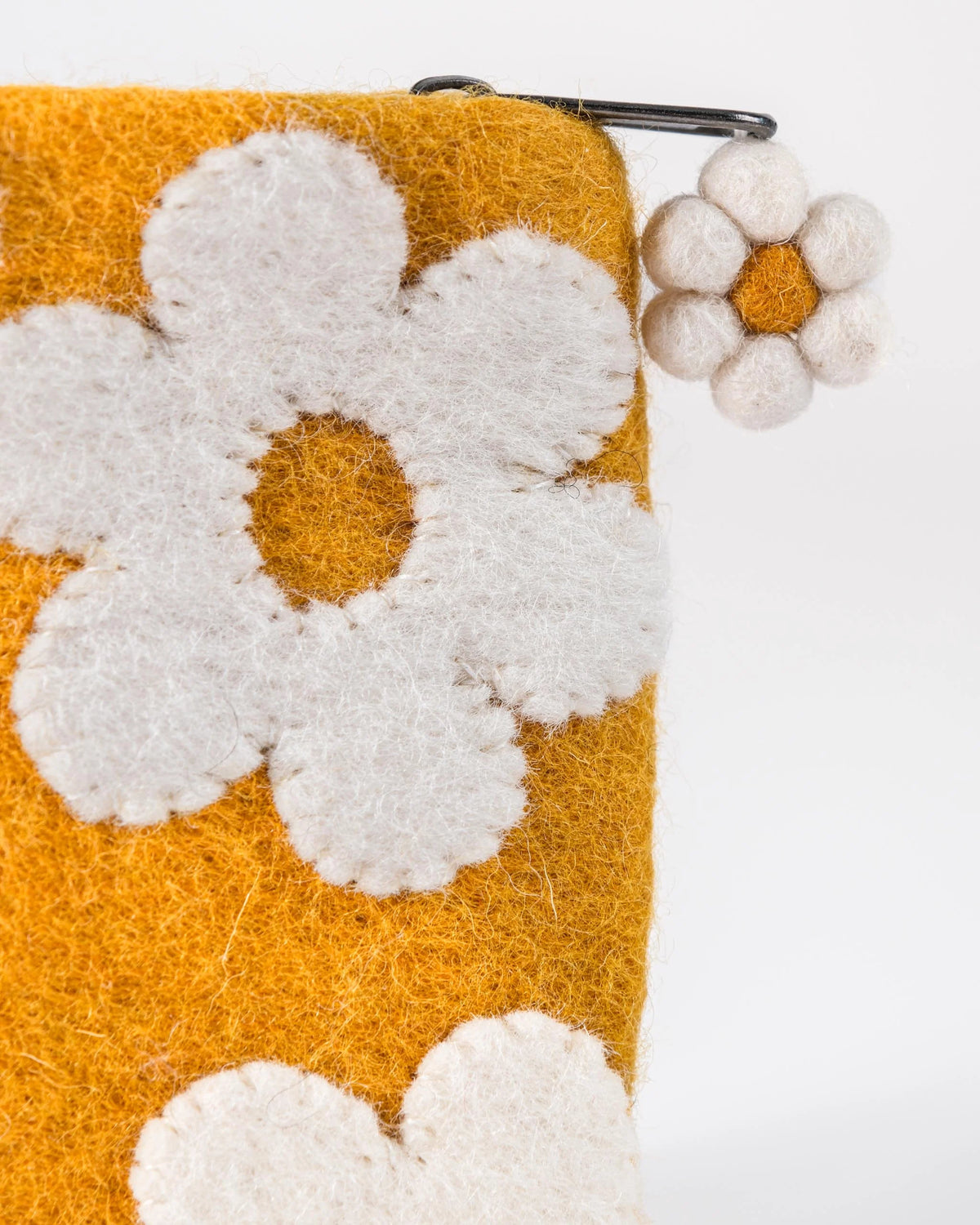 Pochette de rangement en feutrine a motif marguerite détail zoom matière.
