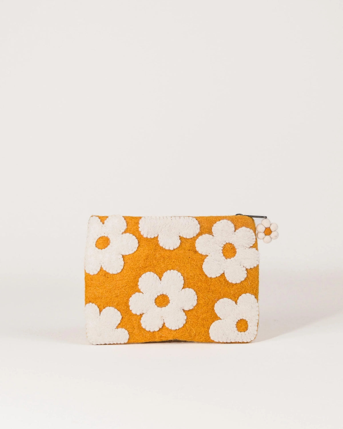 Pochette de rangement en feutrine a motif marguerite.