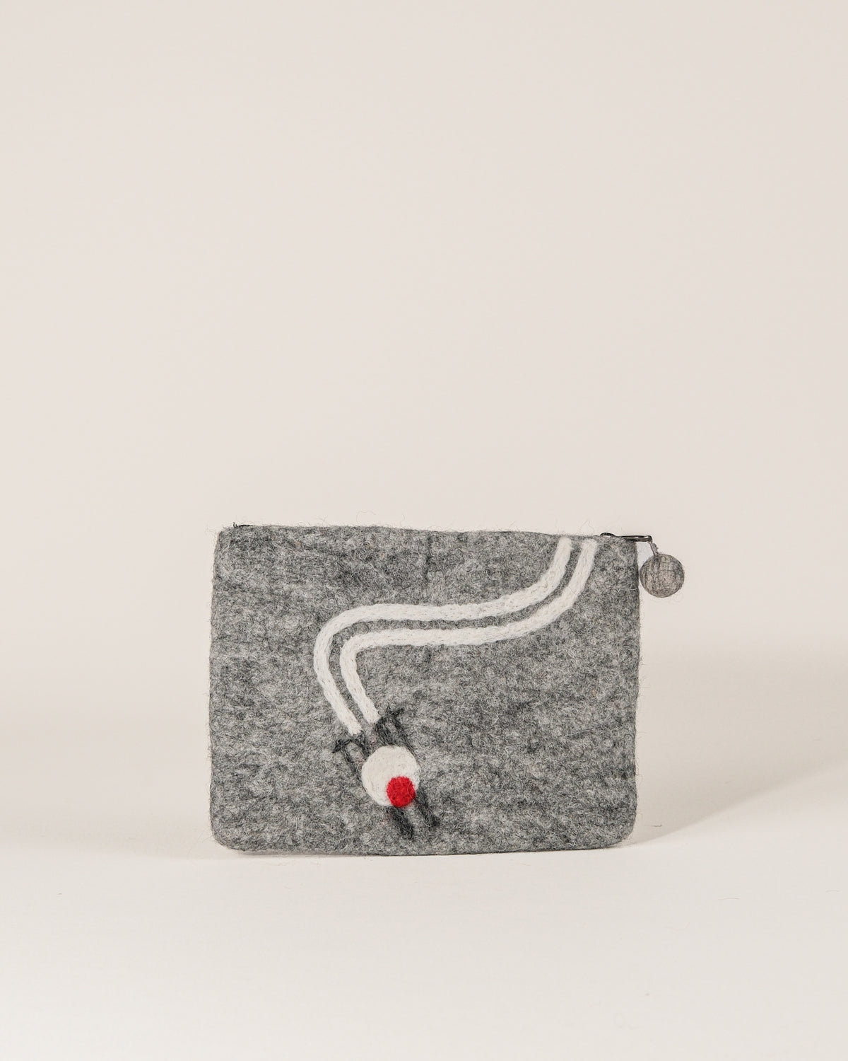 Grande pochette a motif ski en feutrine.