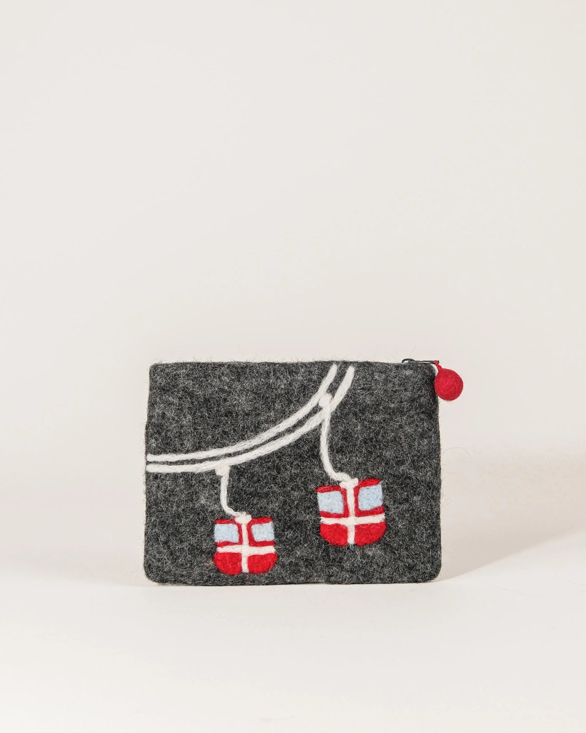 Pochette de rangement en feutrine a motif télécabine.