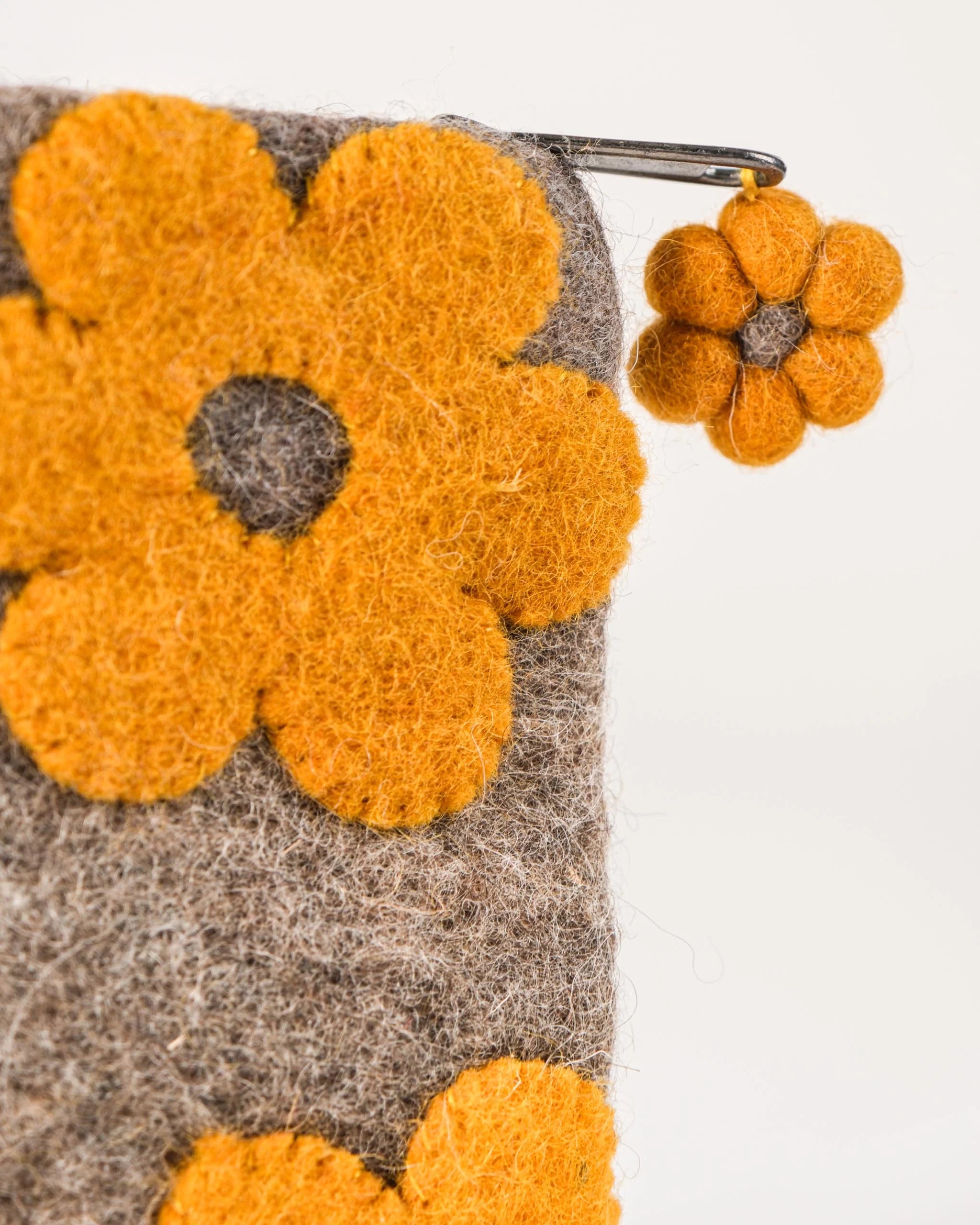 Pochette de rangement en feutrine a motif tournesol détail zoom matière.