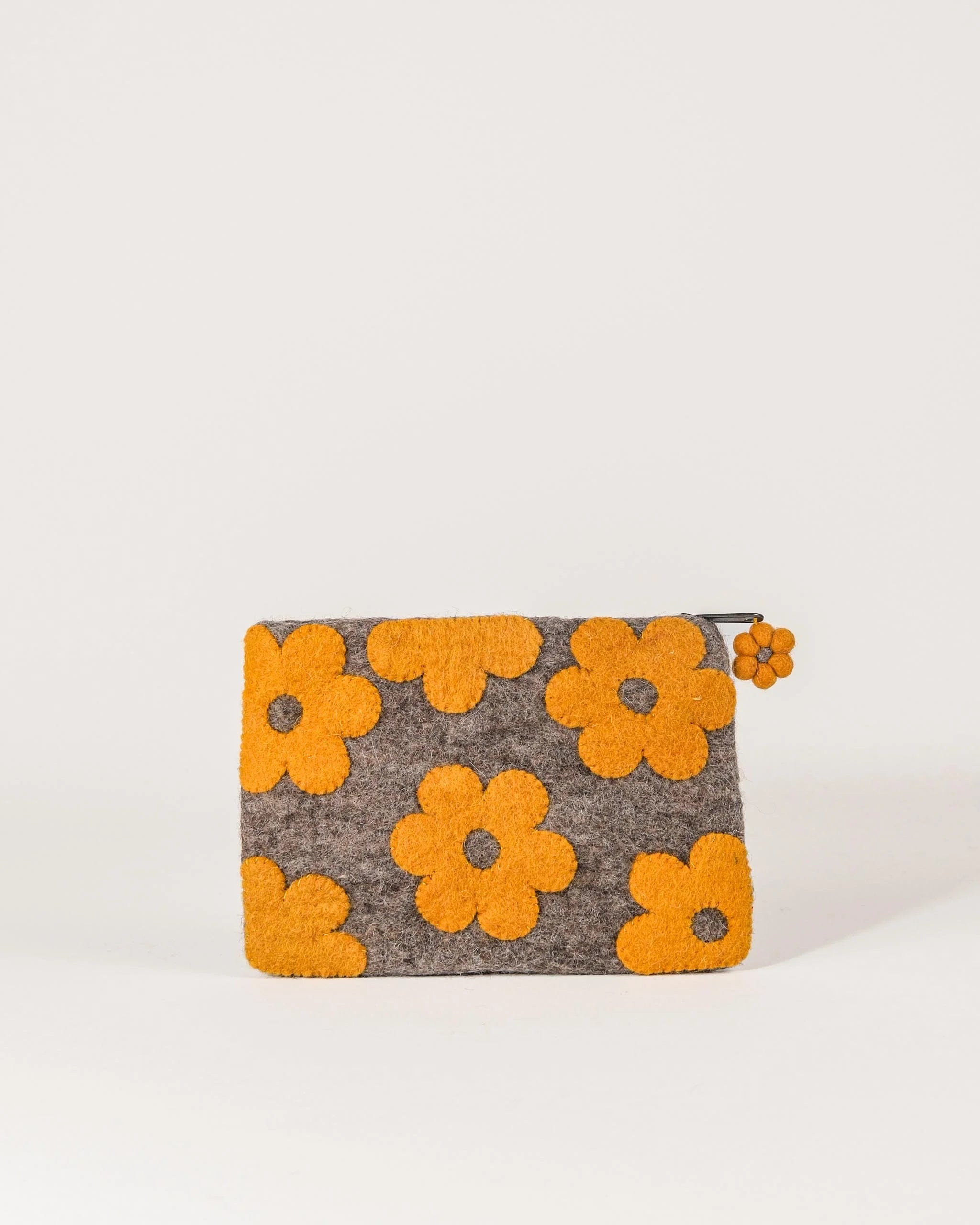 Pochette de rangement en feutrine a motif tournesol.