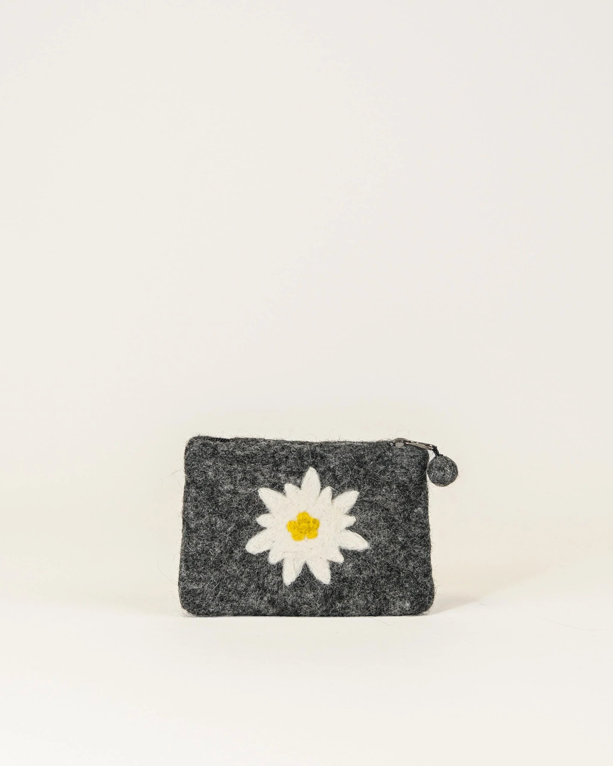 Pochette de rangement en feutrine a motif edelweiss mini.