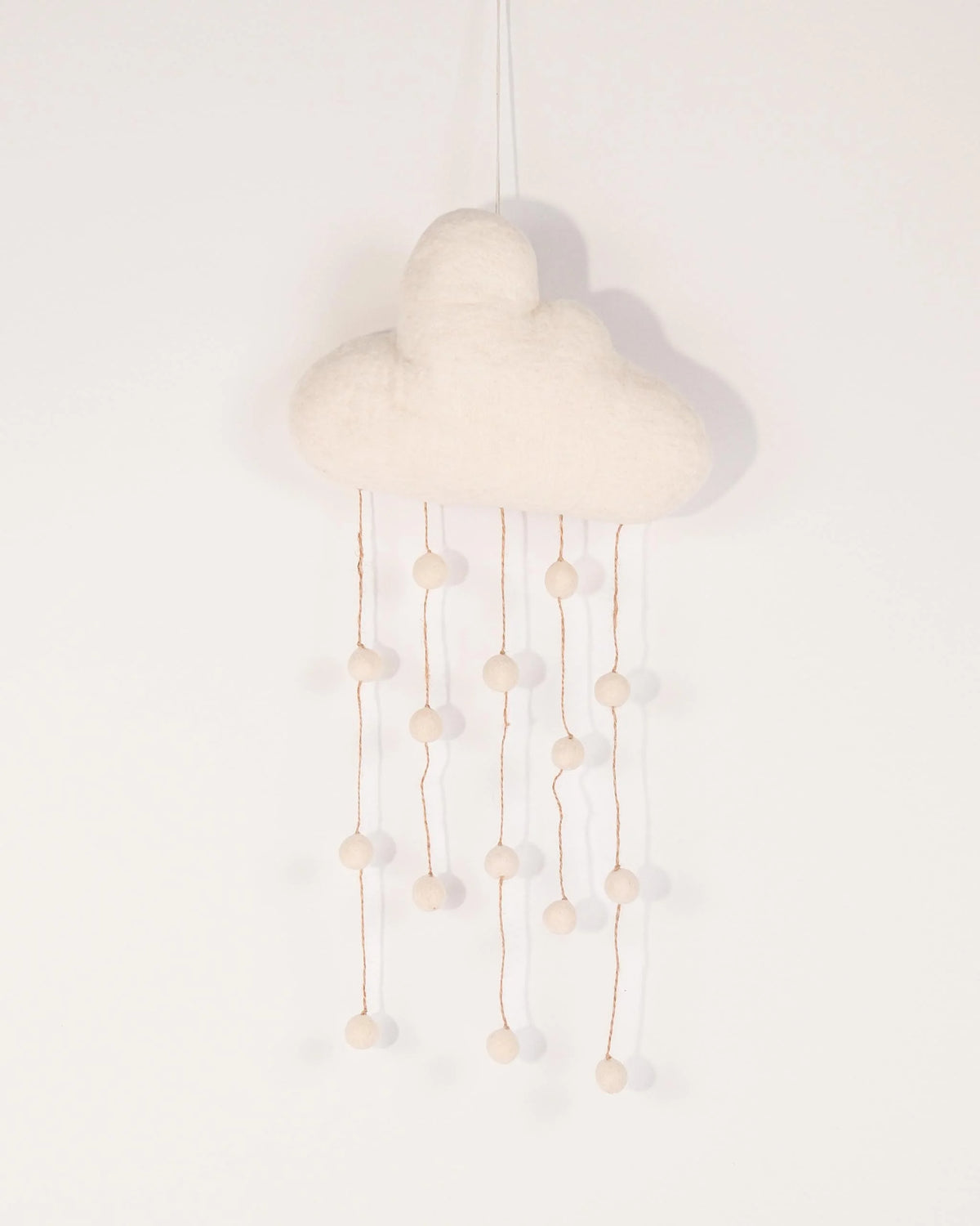 Nuage à suspendre en feutrine sur un fond blanc.