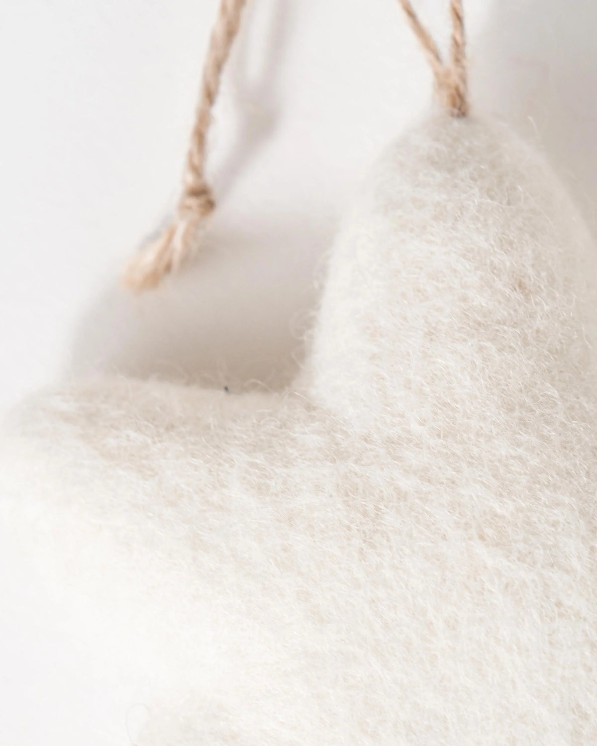 Mini etoile blanche a suspendre sur fond blanc.