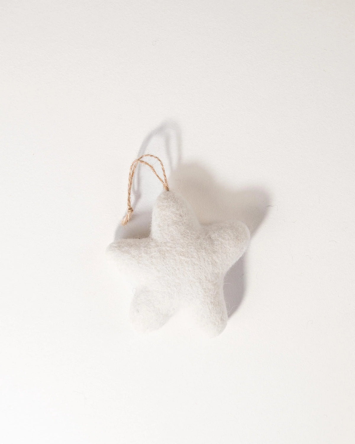 Etoile blanc a suspendre sur fond blanc.