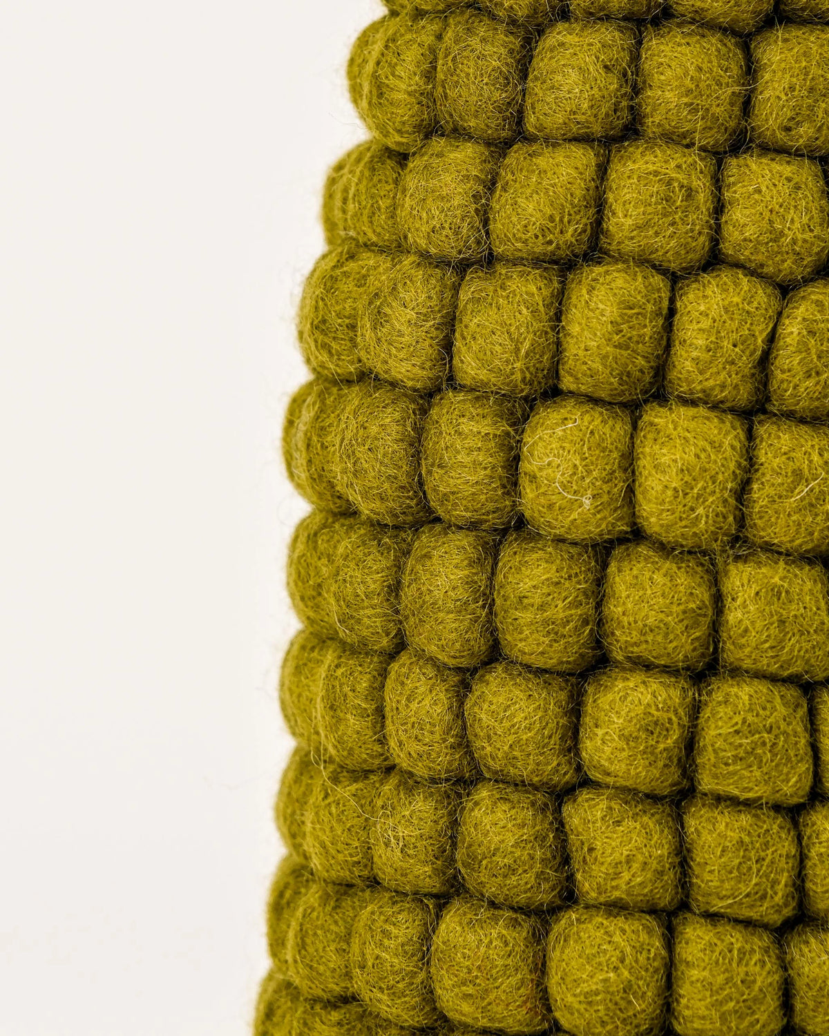 detail zoom sur un vase en feutrine kaki