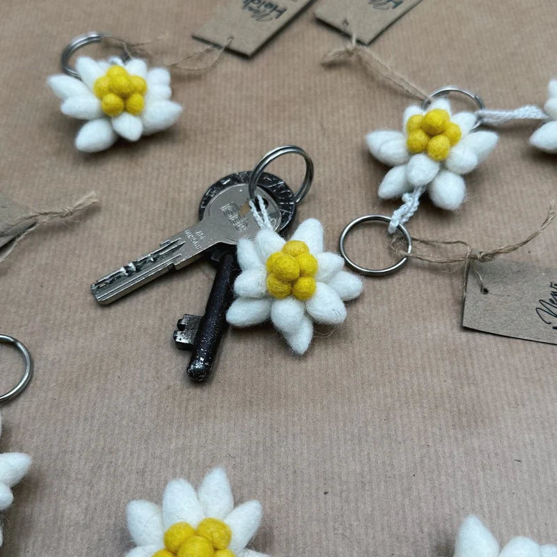Porte-clé Edelweiss en laine feutrée New Heidi utilisé avec un trousseau de clés.