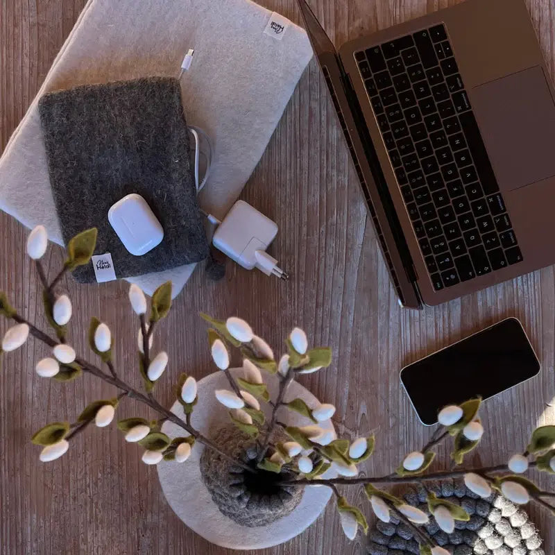 Décoration éthique et accessoires de bureau New Heidi en feutrine naturelle et laine bouillie.