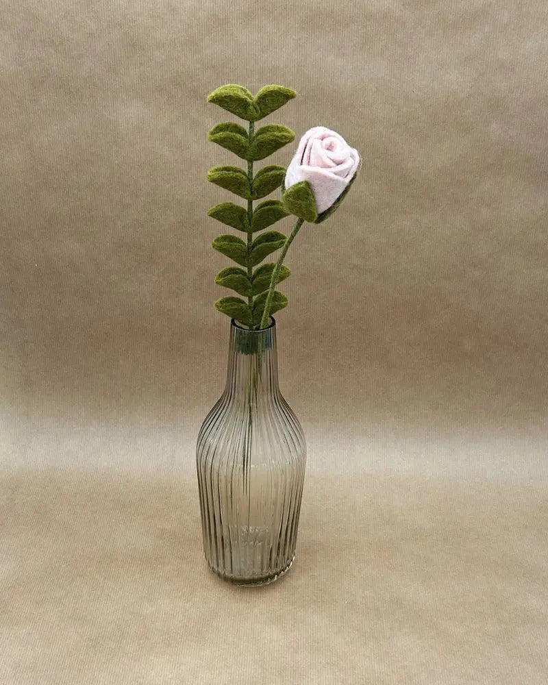Détail d'un bouquet de rose rose et eucalyptus artisanaux New Heidi dans un vase.