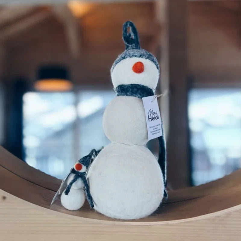 Duo de bonshommes de neige New Heidi en laine feutrée blanche avec bonnets et écharpes gris.