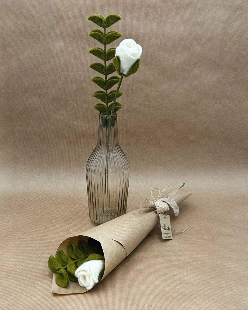 Détail d'un bouquet de rose blanche et eucalyptus artisanaux New Heidi emballé dans du papier kraft recyclé.