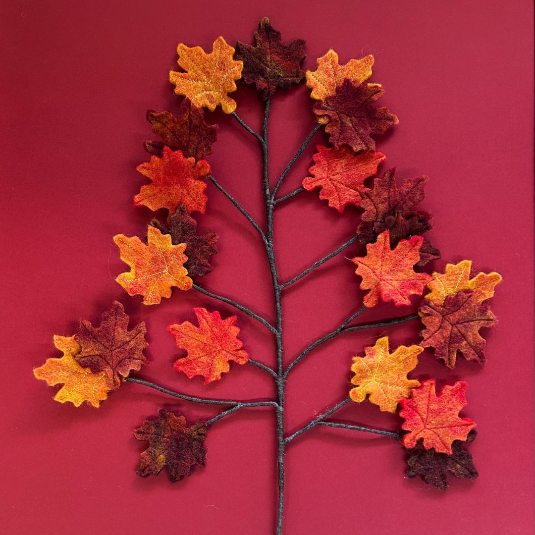 Longue branche d'automne de 62cm en feutrine New Heidi composée de petites feuilles artisanales marron, ocre et terracotta.