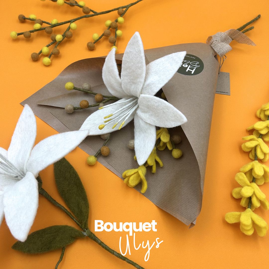Bouquet Ulys de Lys New Heidi emballé dans du papier kraft recyclé avec son étiquette artisanale.