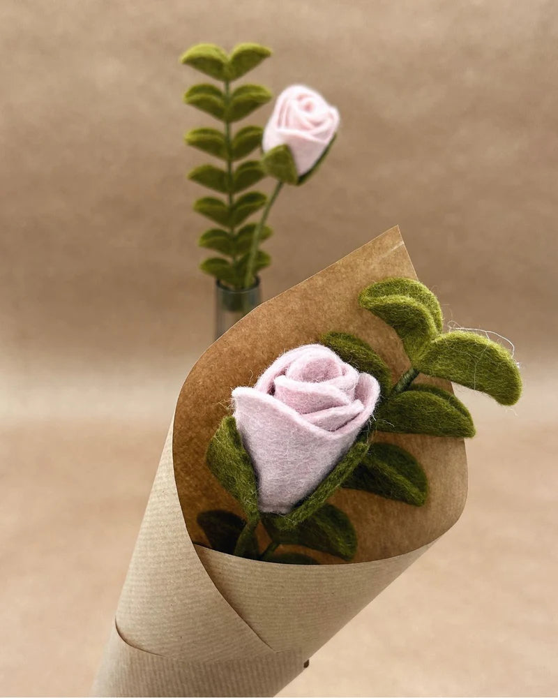 Détail d'un bouquet de rose rose et eucalyptus artisanaux New Heidi emballé dans du papier kraft recyclé.