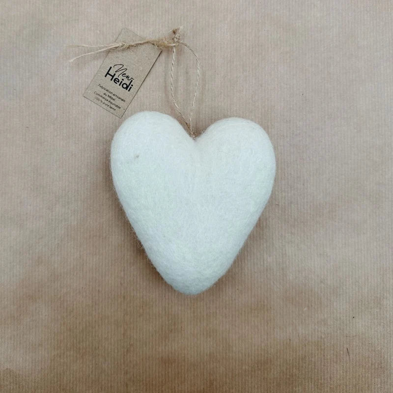 Cœur individuel New Heidi en feutrine blanche avec son attache en ficelle naturelle.