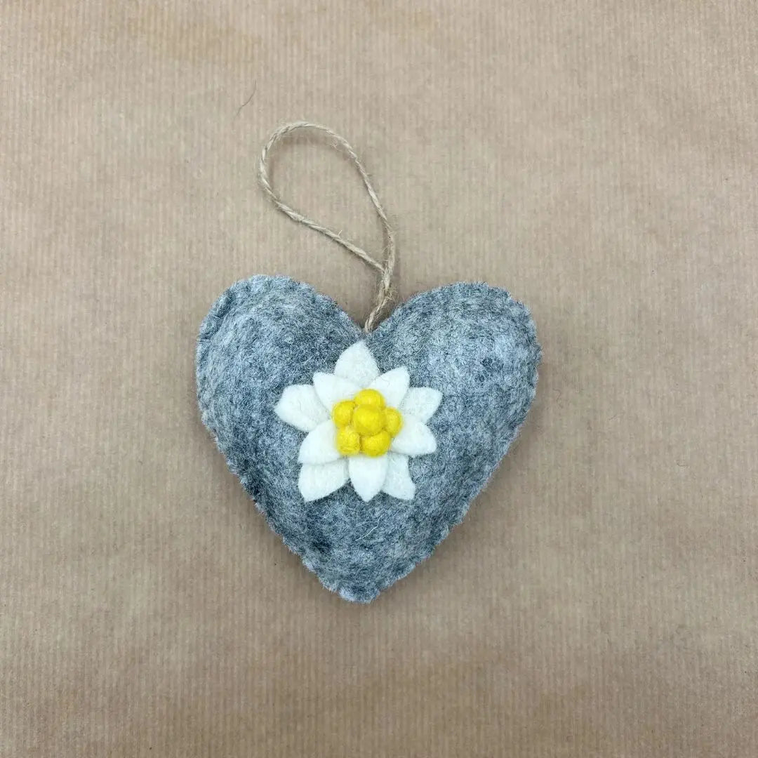 Cœur individuel New Heidi en feutrine grise avec fleur d'edelweiss et son attache en ficelle naturelle.