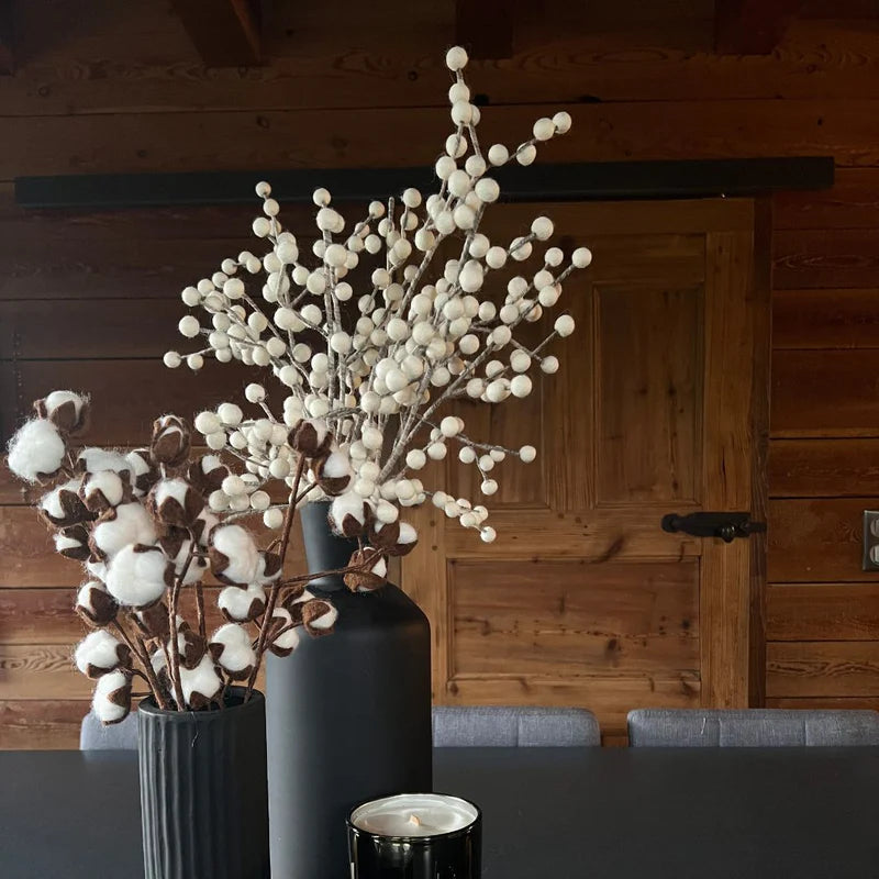 Bouquet de baies blanches et fleurs de coton artisanales New Heidi dans un grand vase noir.