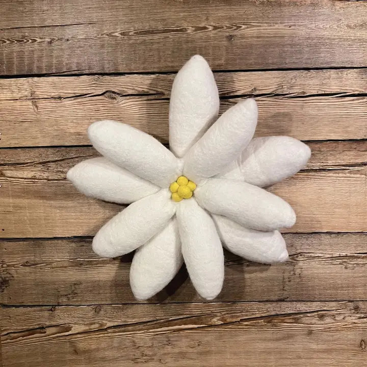 Coussin Edelweiss en Feutrine – Création Artisanale & Éthique New Heidi