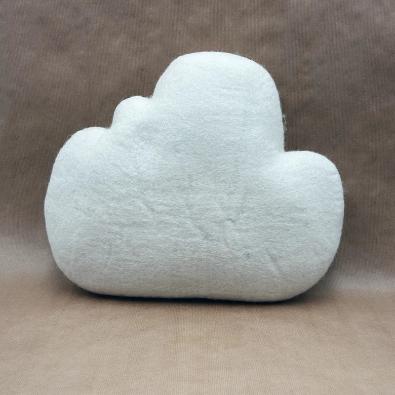 Coussin en forme de nuage en feutrine blanche New Heidi, décoration poétique et éthique.