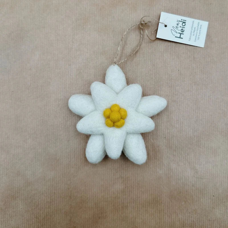 Fleur d'edelweiss individuelle New Heidi en feutrine avec attache en ficelle naturelle.