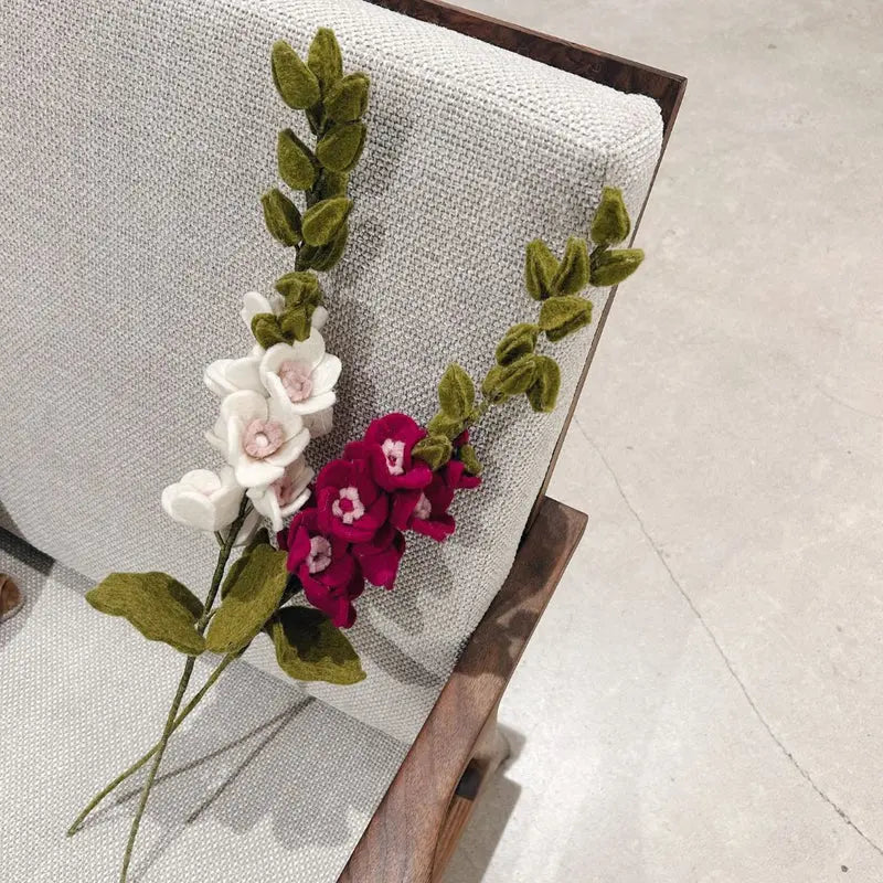 erplain_file_id:174520 - Roses Trémières en Feutrine Blanche – Décoration Florale New Heidi