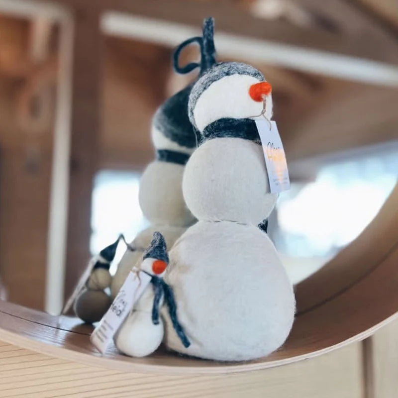 Figurine de bonhomme de neige New Heidi utilisée comme décoration de Noël éthique et artisanale.